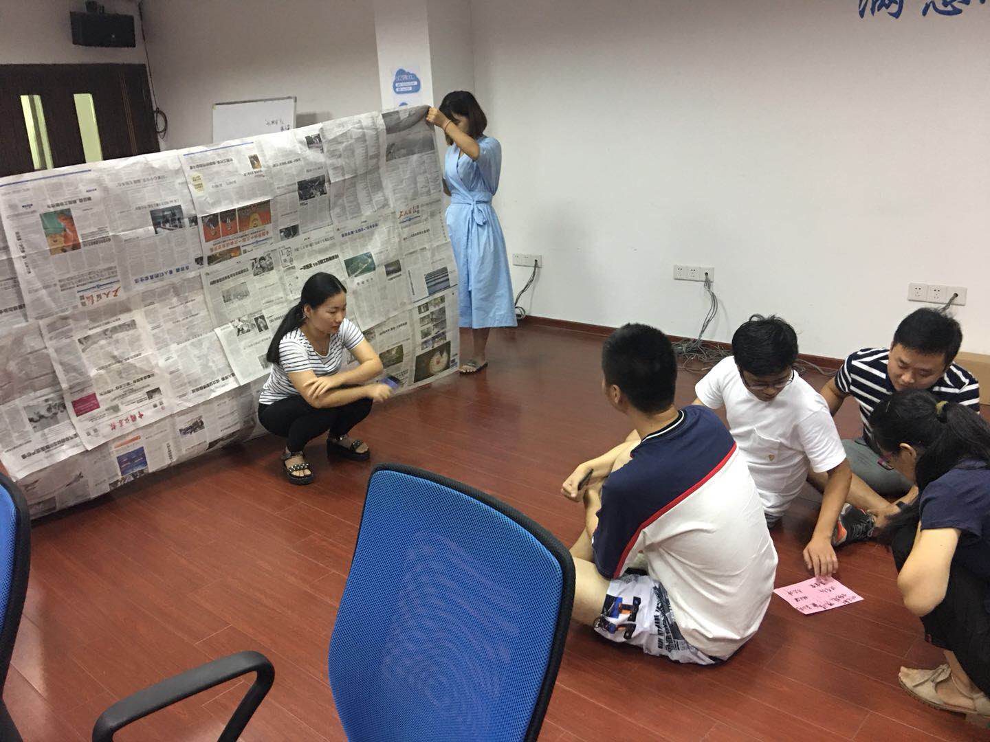 通过肢体语言猜成语传下去_看肢体语言图片猜成语(3)