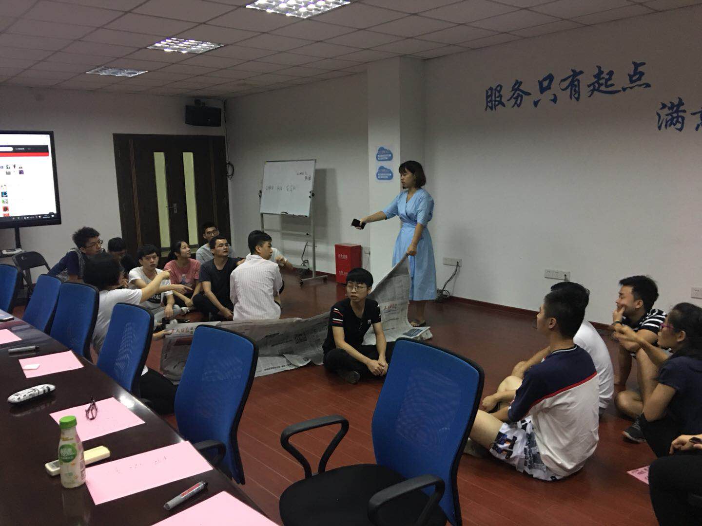通过肢体语言猜成语传下去_看肢体语言图片猜成语(3)